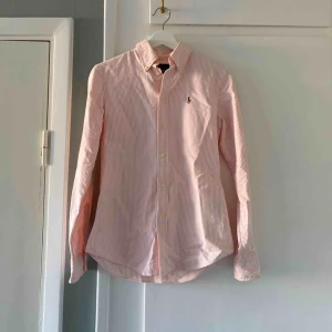  - Ralph lauren skjorta, Custom fit! Använd 1 gång. Jättefint skick. Rosa- och vitrandig. Frakt tillkommer om den ska postas.