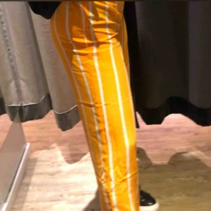  - Byxor från bikbok, aldrig använda och prislappen är kvar! Du står för frakten🚚 Skicka meddelande för bättre bild på byxorna!