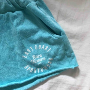  - Ljusblå shorts från RaceMarine. Väldigt bra skick och skönt material. Storlek 38 men kan bäras upp av en 36:a pga snörningen. Säljer dessa för att de är för små men väldigt skönt att ha på sig som mys-shorts