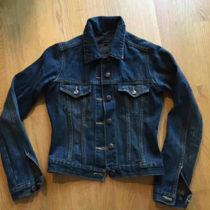  - Fin jeansjacka, gammal men i fint skick. Passar XS, jag som är S kan ha den me inte stänga knapparna. 