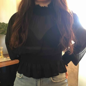 Transperant/mesh blus - En jätte fin transparent/mesh blus... knappt använd, jätte fint skick! ⚡️... Kolla gärna in resten i min profil 🌎 Pris går att diskuteras!  Köpare står för frakt  📦 (44kr) totalt- 124 kr 