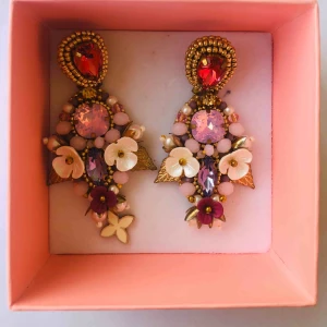 - I want to sale my very nice handmade earrings. I bought them for my wedding day and used just once. 