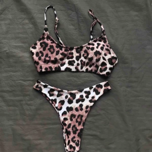  - Frakt ingår i priset!! Supersöt leopard bikini använd några få gånger! Verkligen jättebekväm men kommer inte till användning. Tvättad såklart 😇✨