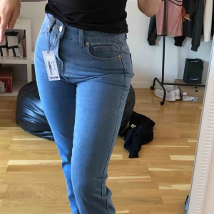  - Jättefina mom jeans helt oanvända strl 34-36.
