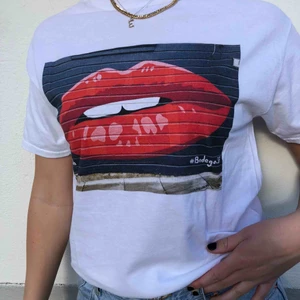  - Snygg T-shirt från Thecoolelephant i storlek M. Tröjan är lite oversized men en jättesnygg passform! God kvalité och tröjan utlovas levereras i bra skick