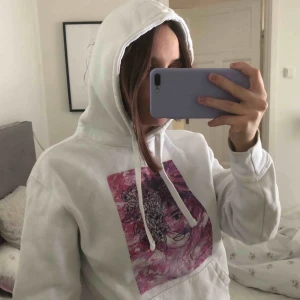  - Snygg hoodie med rosa tryck från The Cool Elephant, använd cirka 3 gånger men kommer inte till användning då jag har en likande hoodie. Köpare står för frakten