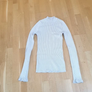 Stickad tröja från Gina Tricot - Härlig beige stickad tröja från Gina som har långa ärmar. Den är rätt stretchig och passar alla mellan XS-M. 