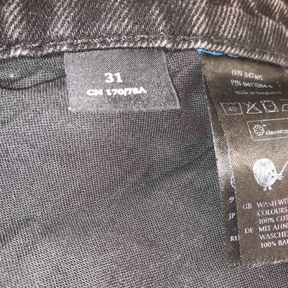 Jeans i modellen Kimomo i färgen black magic från Monki (likadana som på första bilden). Det är i storlek 31 (lite små i storleken. Jeansen är sparsamt använda men ser i modellen lite sliten ut på fickor och kanter. 200kr (i priset inkluderas frakt)😊. Jeans & Byxor.