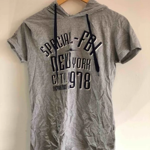  - T-shirt med luva ✉️ kan mötas upp i Jönköping annars står köparen för frakten