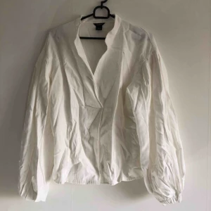  - Vit blus 🛸 kan mötas upp i Jönköping annars står köparen för frakten 