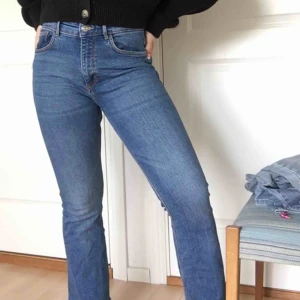  - Ett par snygga jeans från zara, strl 40 står det men passar mig som vanligtvis har 36-38. Sjukt snygg färg och passform i övrigt, säljer bara då jag insett att jag har för många byxor. Frakt på 63kr tillkommer!