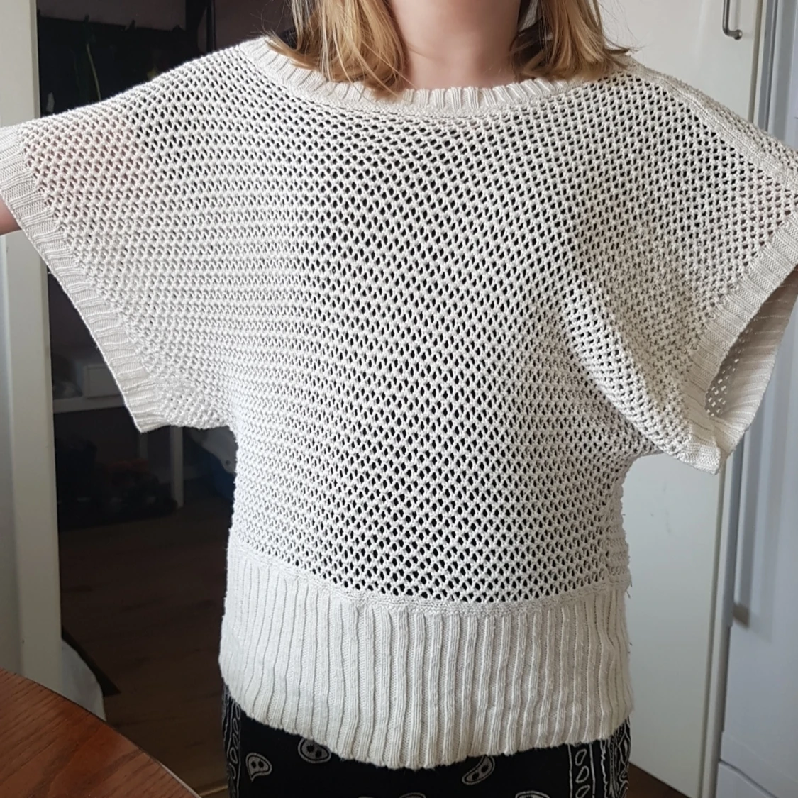 En vit tröja med håll i  - 90