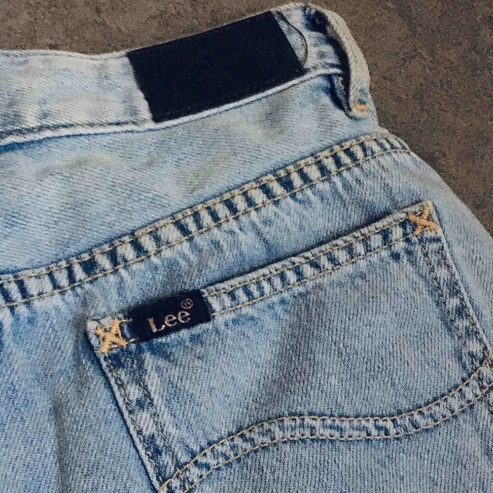 Jeanshorts med hög midja från Lee inköpa i Australien. Vet inte exakt vad 8 är för storlek här i jeans men jag upplever dom som XS/S. Möts upp i centrala Sthlm annars tillkommer frakt 🌴. Shorts.