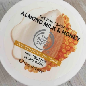  - body butter från the body shop. aldrig använt. råkade trycka ner locket i ”krämen” precis när jag skulle ta dessa bilder därav strecket i krämen. luktar jättegott. frakt tillkommer.