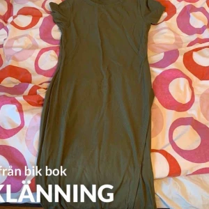  - Grön klänning 