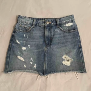  - Mörkblå kort jeanskjol i stl34, ripped/har slitningar. I nyskick - använd en gång!🌸 Från Zara!