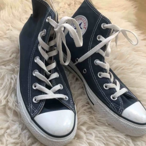  - Ett par deminblåa Converse skor. Använda cirka 1-2 gånger pga att de inte passade mig. Storlek 39 men passar mig som har 40 och är väldigt snygga! Köparen står för frakt men kan mötas upp i Östersund.
