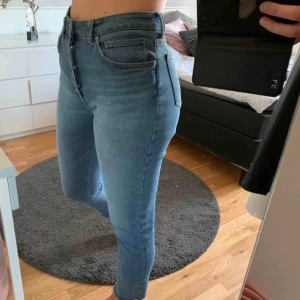 - Snålt använda jeans ifrån Bikbol. Skick: 4/5  Helt underbara med fransig kant nedtill.