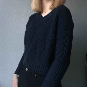  - Stickad tröja från hollister som aldrig använts eftersom jag har en liknande tröja. Om du köper denna och den beiga varianten får du 100kr rabatt 💕 Köparen står för frakt men jag kan mötas upp i centrala Stockholm 💙