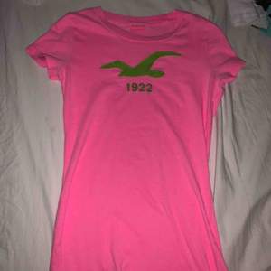 Jättefin somrig t-shirt från Hollister i storlek xs, väldigt stretchig. Nypris: 249, säljer för 120 +frakt.