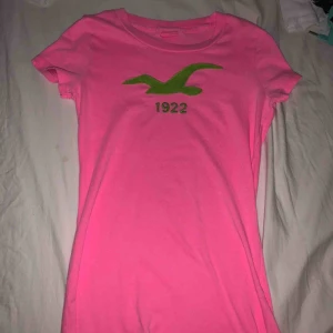  - Jättefin somrig t-shirt från Hollister i storlek xs, väldigt stretchig. Nypris: 249, säljer för 120 +frakt.