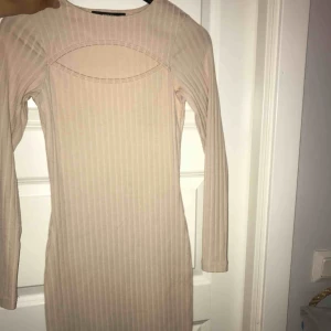  - Snygg beige klänning från BikBok! 🤍🖤🤍