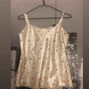  - Världens finaste Pyjamas, den är tyvärr för liten för mig därför säljer jag den. Den är i fint skick då jag endast använt den 1-2 ggr. Det är en barnstorlek (158-164) men den passar XS också. Det till kommer frakt på 59kr (jag frakter i blåa kuvert/påsar)