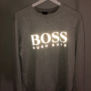 Hugo boss tröja - Riktigt snygg tröja med reflex i strlk l men den är slim fit passar mer m/s. Riktigt bra skick skulle säga 9/10.
