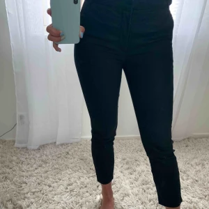  - Superfina svarta kostymbyxor från Zara. I bra skick! Frakt tillkommer!  Buda gärna!