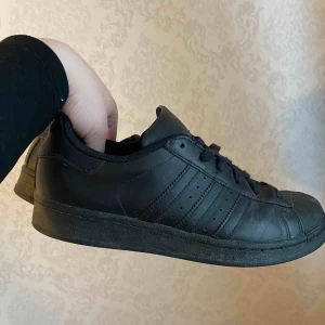  - Svider i mig att sälja dessa, men jag använder de inte lika mycket som jag trodde att jag skulle göra 🥺 Helsvarta läckra adidas originals storlek 38 2/3. Står Male i de men de passar både dam och herr 🌸 Knappt använda alls 