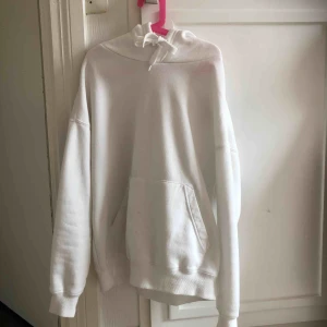  - Vit oversized hoodie från New Yorker. Använd endast ett fåtal gånger. Storleken passar även XS och S. Köpare står för frakt. Pris kan diskuteras vid köp av flera plagg.