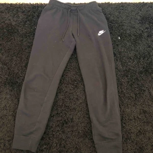  - Köpta nu i mars och är använda 1 gång, säljs pga att dom är för stora och att jag ångra mig av köpet. Jättefint skick som sagt eller egentligen ny skick. Står ej för frakt.