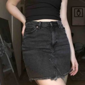  - Svart/grå jeanskjol från monki! Sparsamt använd och i mycket gott skick!