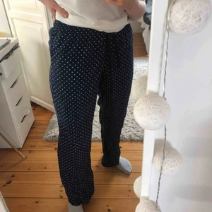  - så fina byxor från uniqlo som man antingen kan ha som pyjamasbyxor, mjukisbyxor, vardagsvaror eller festbyxor. Storlek XS men passar mig som är S, dock lite korta i längden på mig som är 169 cm lång 💖