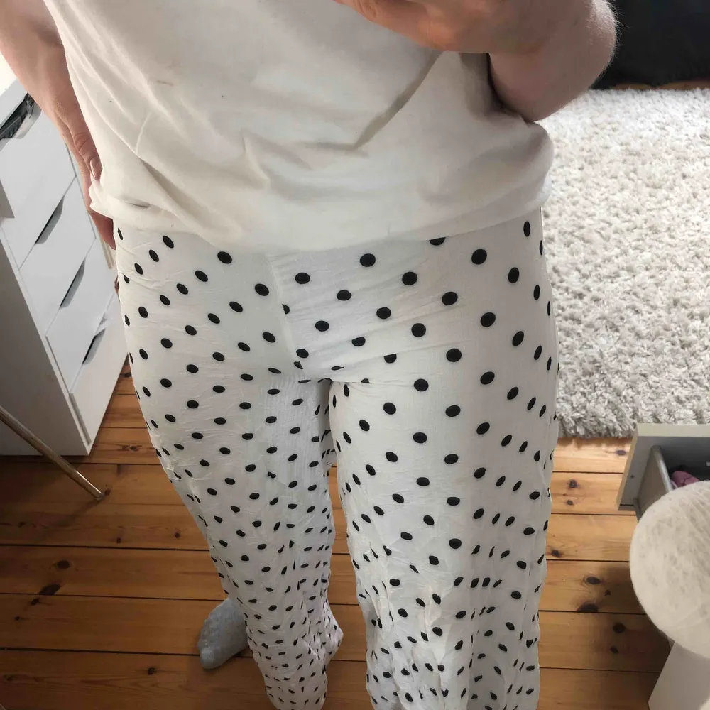 Dessa byxor sitter perfekt och är så sköna! Så fina i så många tillfällen! Dragkedja på sidan! 💖. Jeans & Byxor.