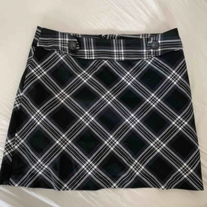 Rutig kjol - Fin svart och vit rutig kjol med dragkedja där bak. Köpt från Lindex för flera år sedan men fortfarande i bra skick. 