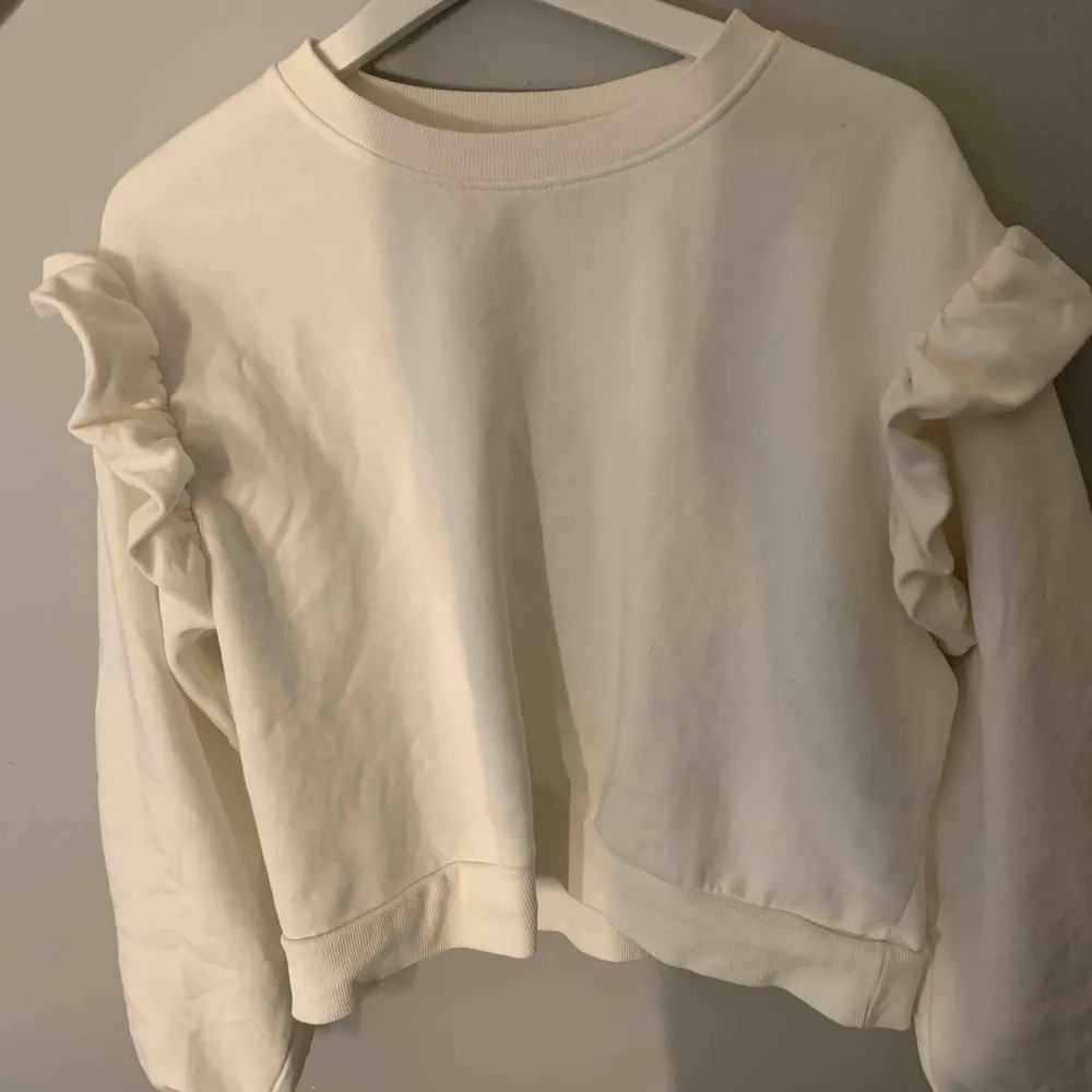 Fin tröja från zara som endast är använd 1 gång. Tröjan passar även xs och s💕💕köparen står för frakten som är 79kr. Tröjor & Koftor.