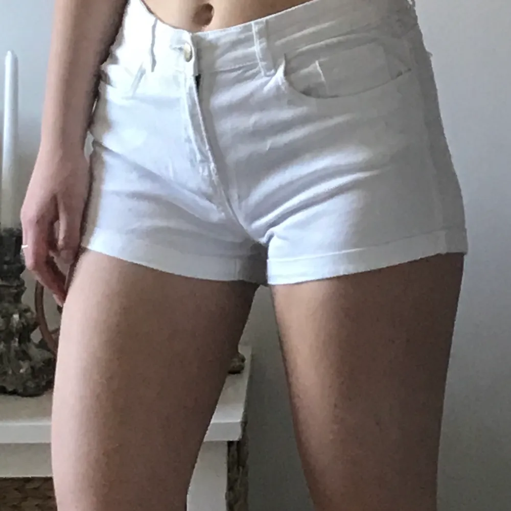 Vita lågmidjade shorts från hm. Knappt använda då de inte passade mig. Köparen står för frakt😊. Shorts.