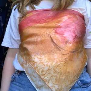  - Somrig scarf som funkar som både topp och huvudscarf osv! Mått: 80x80. Fri frakt!