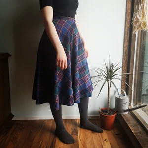 Skotskrutig kjol - Vid skotskrutig kjol, supermysig 🦔🌼 Köpt på Beyond Retro. (gissar storlek 32; midjemått 61 cm) Frakt tillkommer! 