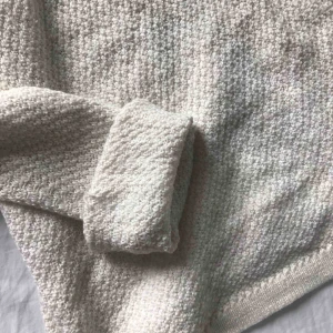  - En mysig stickad kofta från Brandy Melville. Ordinarie pris är 500-600kr tror jag. Den är använd fåtal gånger. Skulle säga att beroende på hur du vill att den ska sitta, löst eller lite mer tight så kan den passa S-L