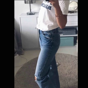  - Säljer dessa slutsålda jeans från  zara i storlek 36, buda om de är fler som är intresserade! Är 167 cm lång!!