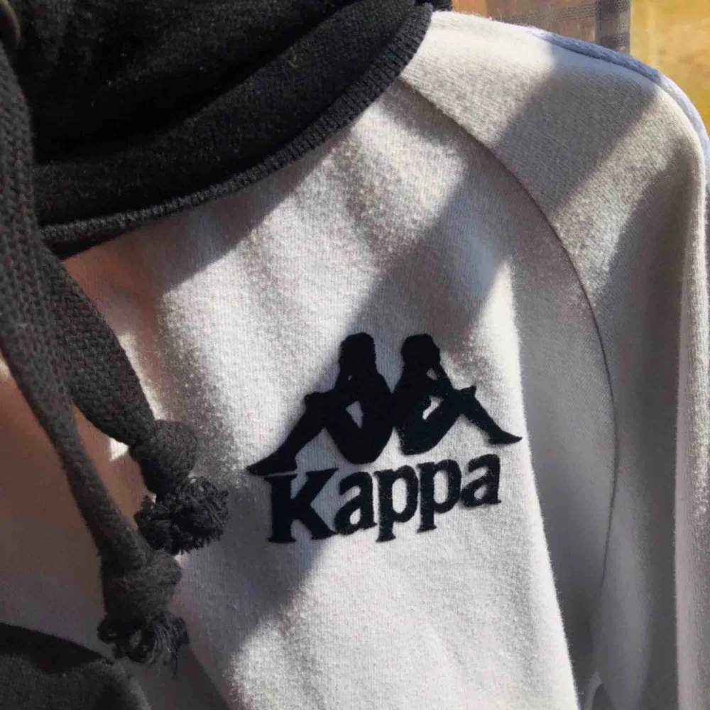 Säljer denna tröja från Kappa! 🖤  Den är DIY, har sytt dit huvan i efterhand men den kan lätt tas bort innan försäljning om köparen så vill! Personligen gillar jag den bättre med huva!   Knappt använd, Nypris: 350 kr ‼️. Hoodies.