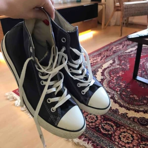  - Blåa converse i storlek 44! 