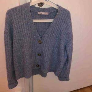  - Kofta från Zara. Fin ljusblå färg. Bara använd 3-4 ggr.