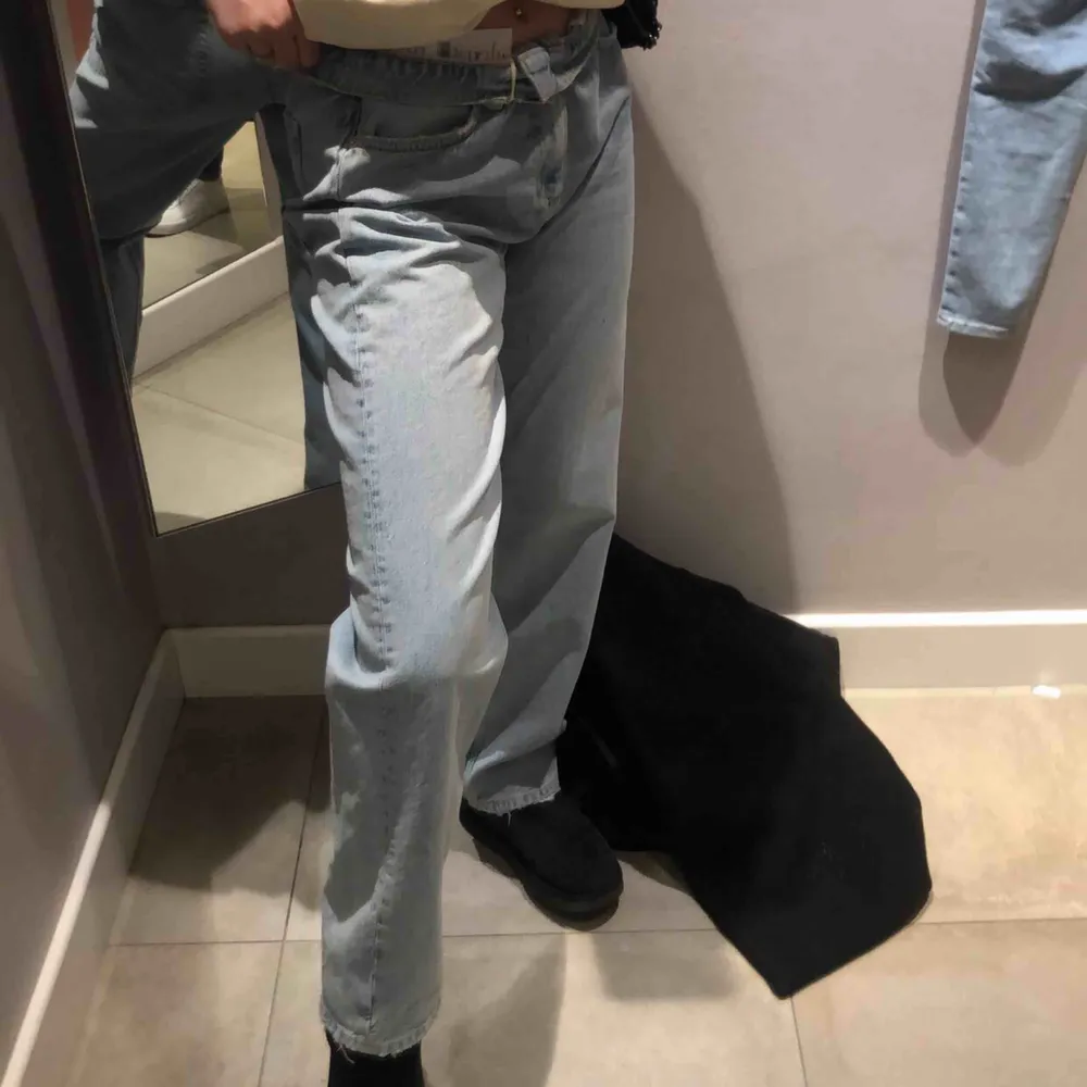 SÄLJER mina sjukt snygga jeans från Gina, använda 1 gång efter denna bild togs. Lite stora då jag vanligtvis är 36-38 men det är snyggt😍😍 jag är 176 lång, pris kan diskuteras . Jeans & Byxor.