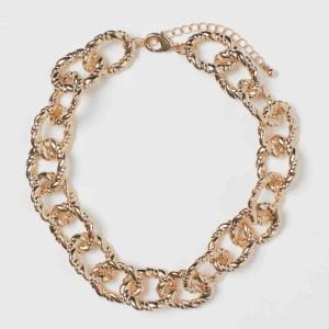  - Trendigt kort och chunky guld halsband från NAKD. Helt nytt och aldrig använt! Frakt inräknat i pris.  Köptes för:249kr Säljes för:125