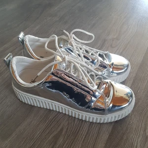 Silvriga sneakers  - Storlek 39, är väldigt sparsamt använda. Frakt ingår 👟