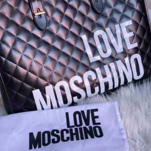 M - En äkta Moschino väska, den är ganska stor och använt bara få gånger.  Säljer den pga rensning i min garderob Köparen står för frakten  Priset kan diskuteras 