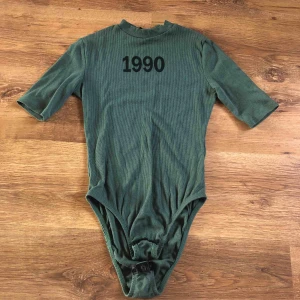  - Bodysuit för 35 kr köpt från H&M, frakt tillkommer ✨